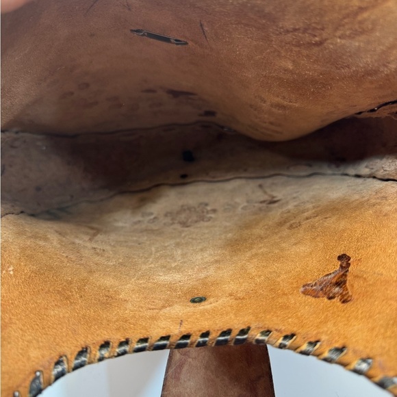 70’s hand tooled floral embossed leather saddle bag shoulder bag. Boho - Picture 4 of 6